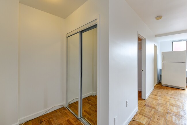 Building Photo - Spacious & Bright Studio at River Place West