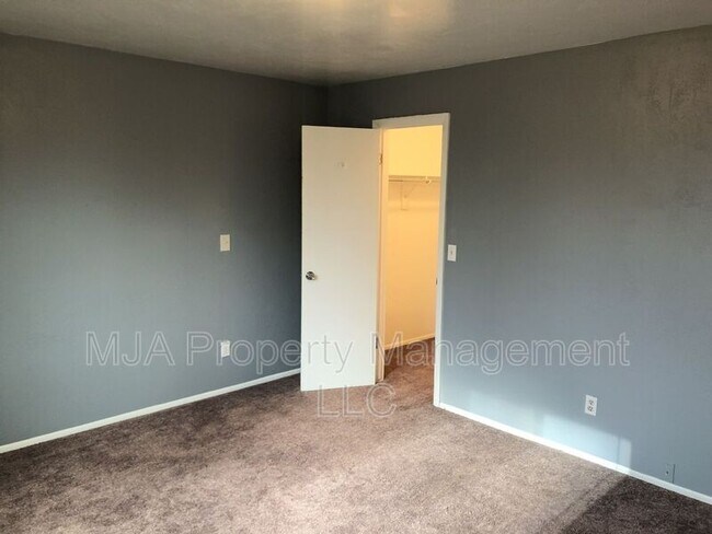Building Photo - 5943 Lodestone Ave