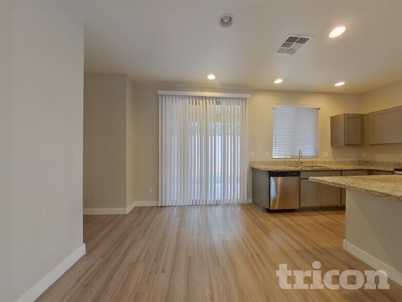 Building Photo - 2638 E Danbury Rd