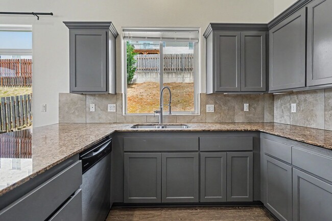Building Photo - 3 bed, 2 bath home in West Salem's Brush College neighborhood