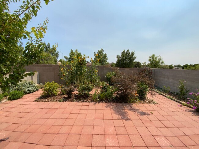 Building Photo - 3 Bedroom Townhome Available Near Southern...