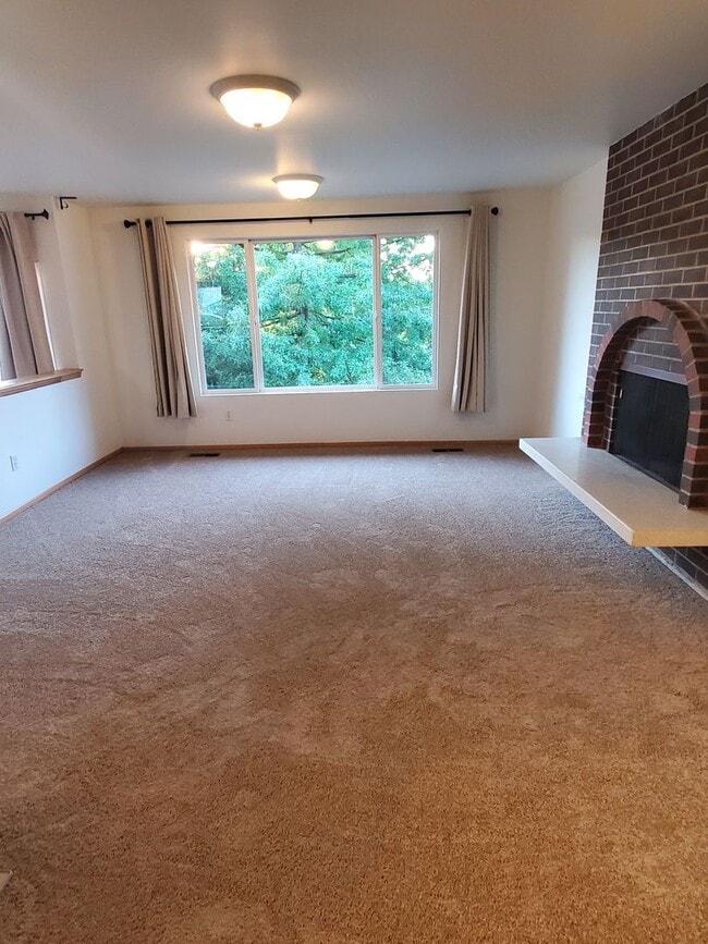 Building Photo - **Apply by 10/15 for 2 Weeks Free Rent** K...