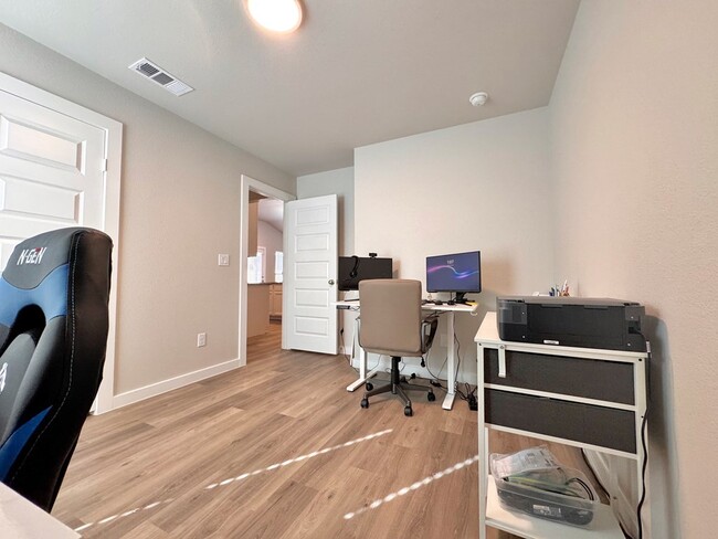 Building Photo - 10817 Saloon St