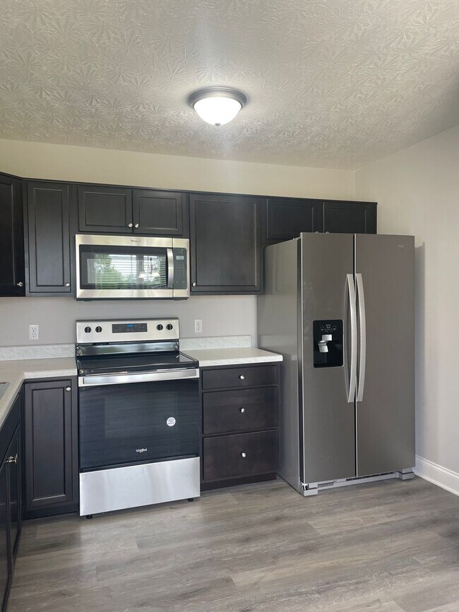 Building Photo - 560 Labrador Dr