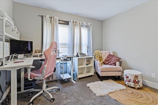 Building Photo - 40 S Richardson Ave