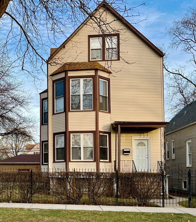 Building Photo - 2155 N Kilbourn Ave