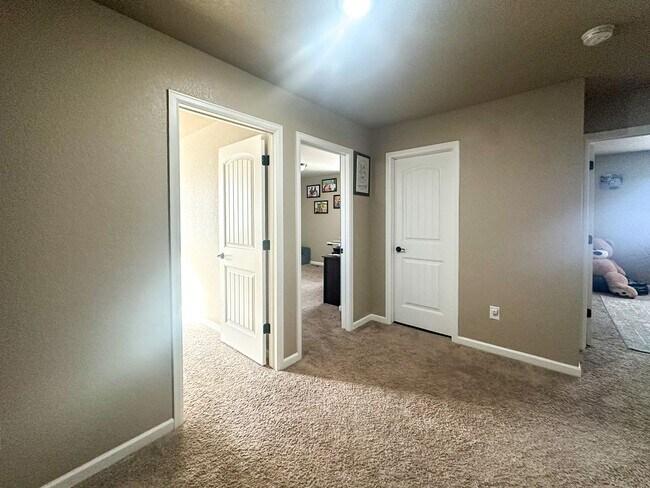 Building Photo - Grand 6bd 4ba Crystal Valley home with an in-law suite!!!