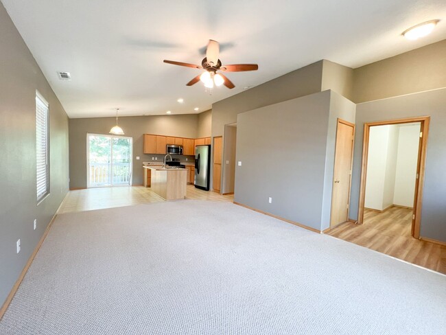 Building Photo - Three Bedroom, Two Bath House in Southview