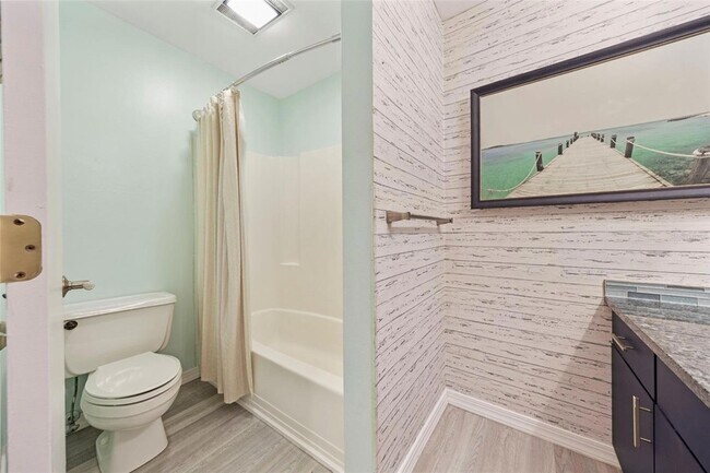 Building Photo - 8006 Oak Dr