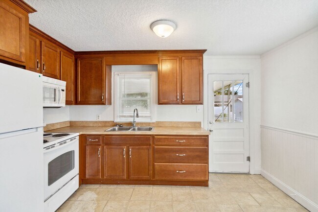 Building Photo - PENDING APPLICATION- Charming 1/1 Home in ...