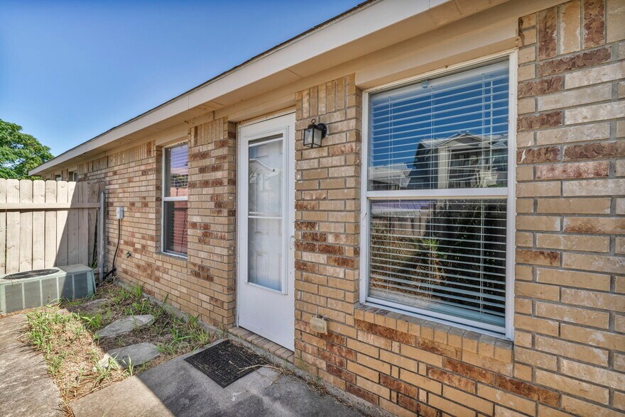 Building Photo - 710 Claremont Pky