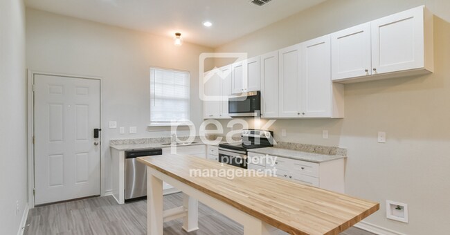 Building Photo - $1515! Beautiful Corner lot home in Fort Worth! Available NOW!