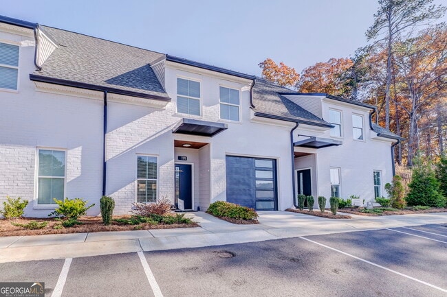 Building Photo - 109 Chateau Dr SE