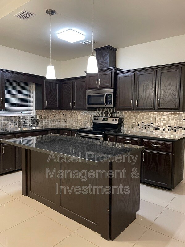 Building Photo - 1715 W Smith Dr