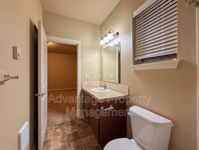 Building Photo - 537 Catron St N