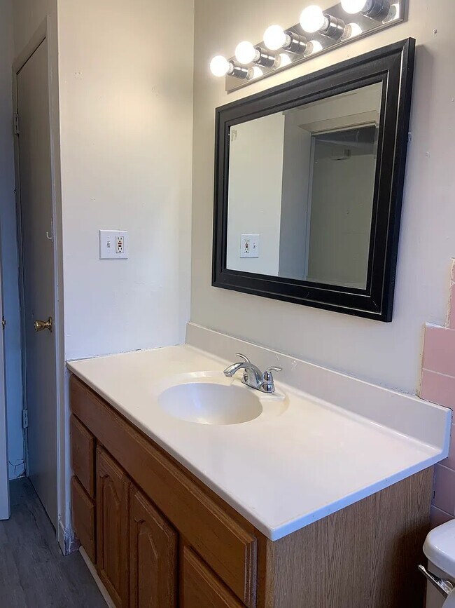 Building Photo - 100 Vana Dr