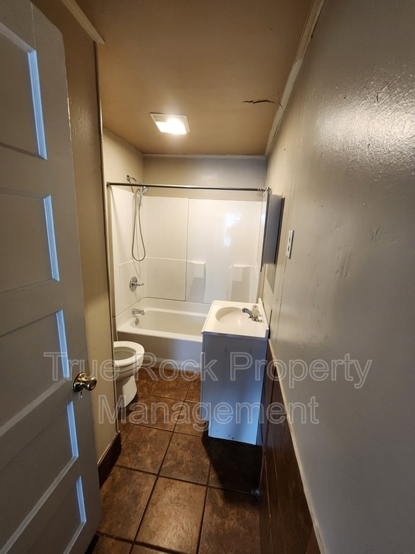 Building Photo - 204 1/2 E 2nd