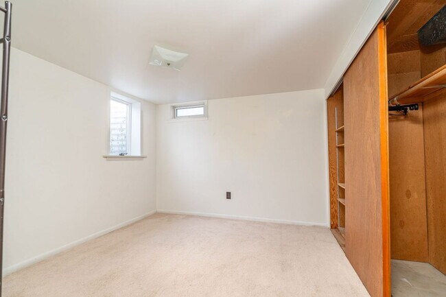 Building Photo - 204 19th Ave NW