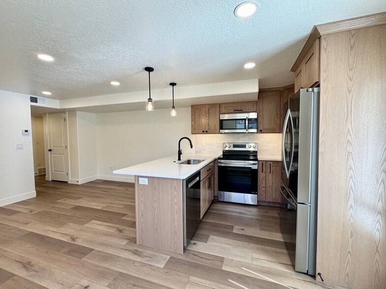 Building Photo - 698 S Lake View Dr