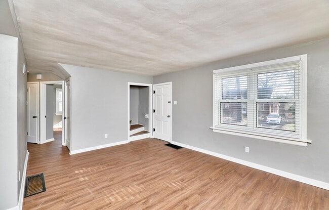 Building Photo - 8601 Belhaven Dr