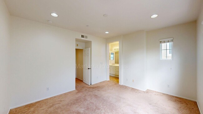 Building Photo - Amazing 2 Bedroom/2.5 Bathroom