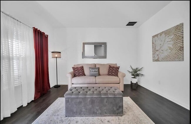 Building Photo - 1640 Perla Dr