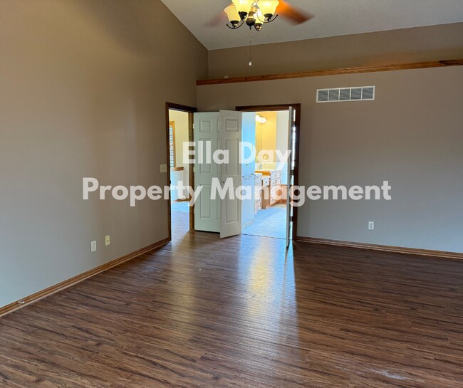 Building Photo - 3025 Triple Creek Dr