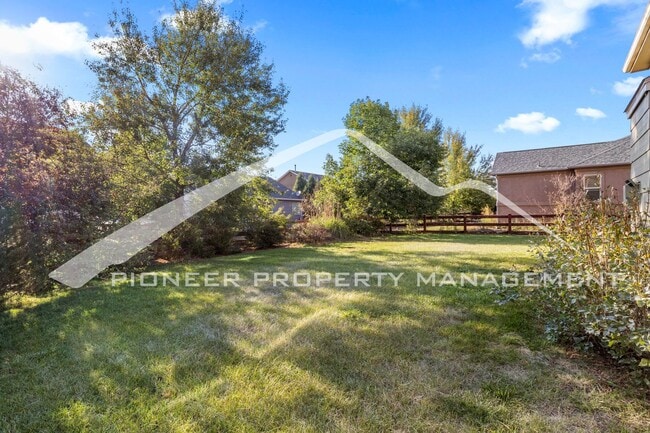 Building Photo - Beautiful 4-bedroom, 3.5-bath home with oversized 2 car garage, AC and enclosed back yard