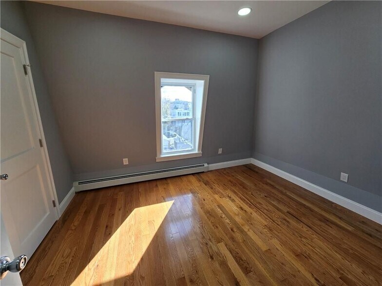 Building Photo - 169 Knight St