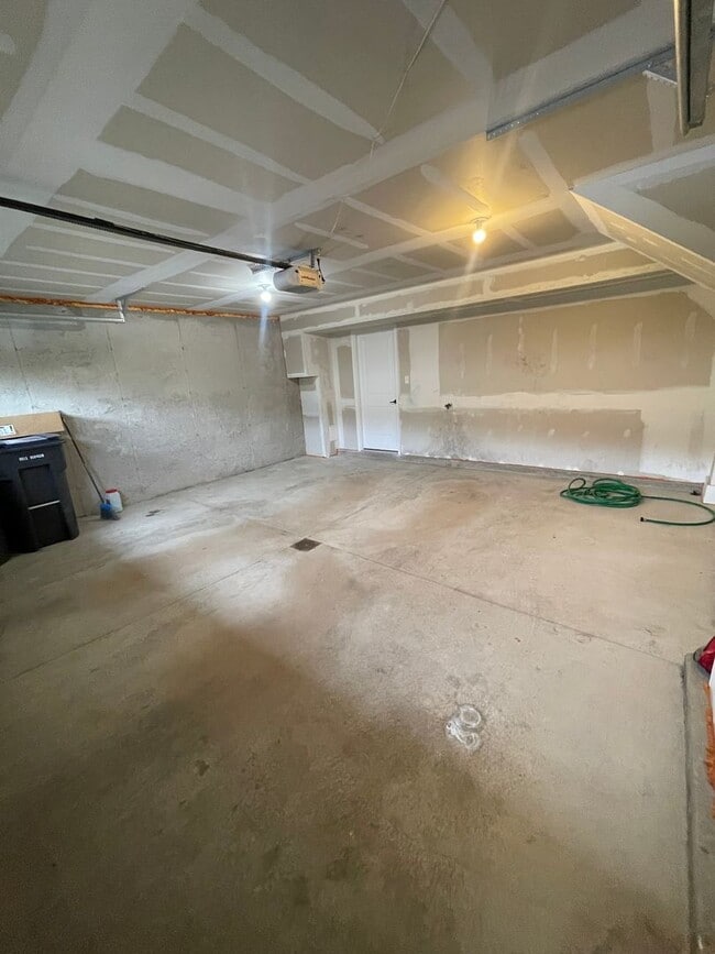Building Photo - Gorgeous 3 BD/ 2.5 BA Townhouse Available in Wexford!