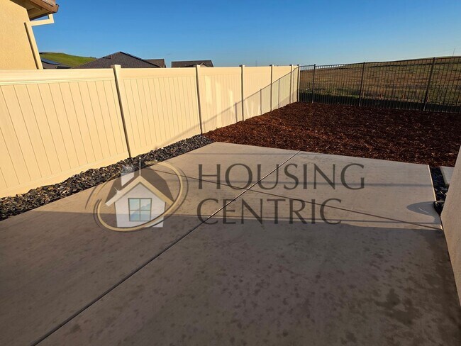 Building Photo - Executive Single Story Rental in HIGHLY DESIRABLE Heritage 55+ Community!