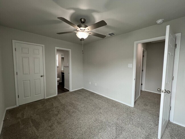 Building Photo - Luxury 3/2 Townhouse in Seguin, Texas