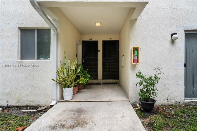 Building Photo - 1914 SW 17th Ave