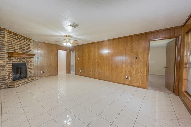 Building Photo - 702 Ave F