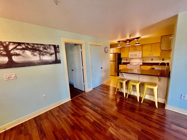 Building Photo - Spacious & Updated 2-Bedroom Condo in Prim...