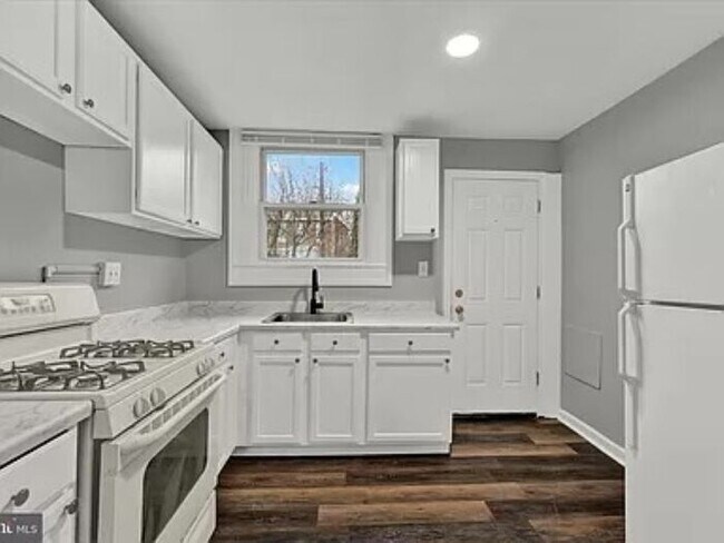 Building Photo - 818 E 35th St