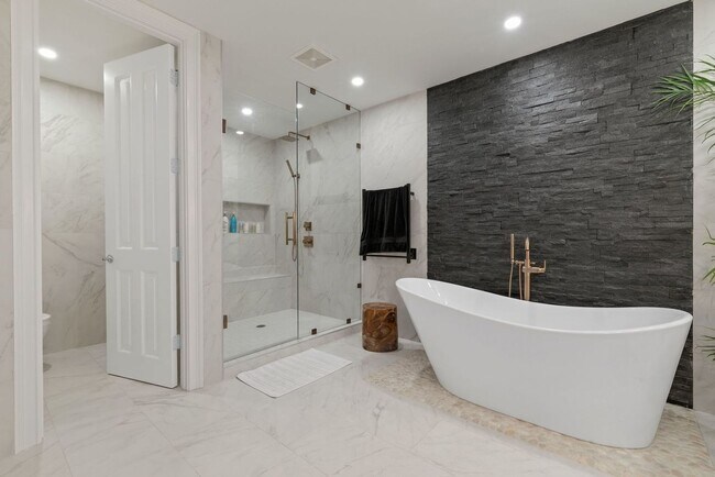 Building Photo - Ultimate Furnished Luxury Rental at the Be...