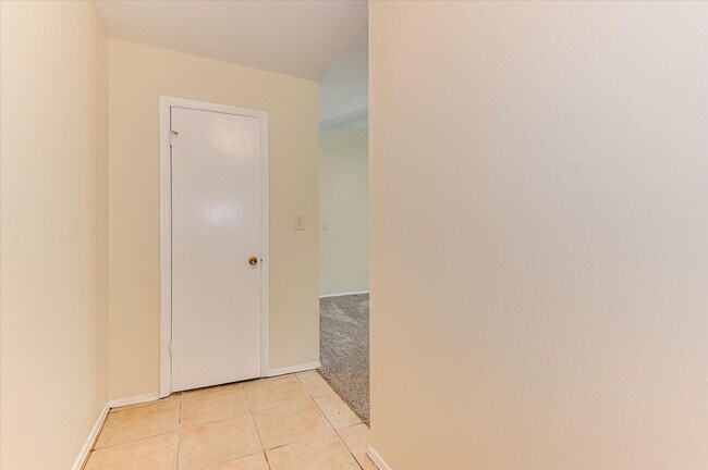 Building Photo - 4532 Hillside Dr