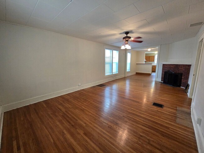 Building Photo - South Hill Home!! Available Now!