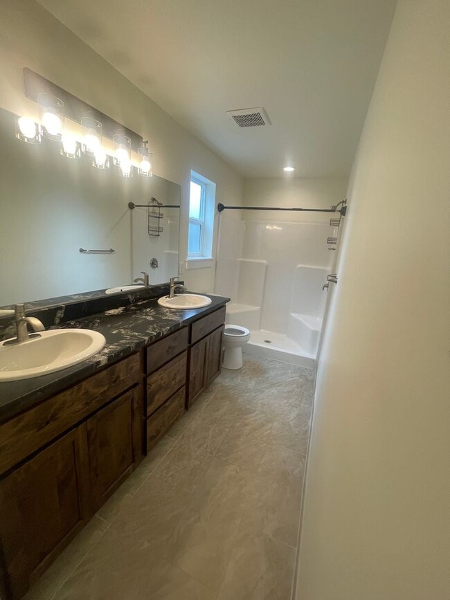 Building Photo - Stunning Modern Three Bedroom Duplex in Le...
