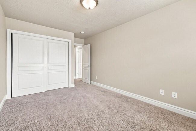 Building Photo - Quiet & Spacious 4 Bed Holladay Home – Walk-In Closets & Big Backyard!!!