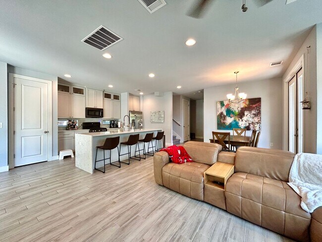 Building Photo - 930 E 54th St