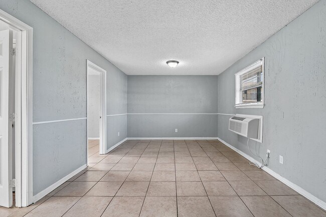 Building Photo - 1820 E Texas St