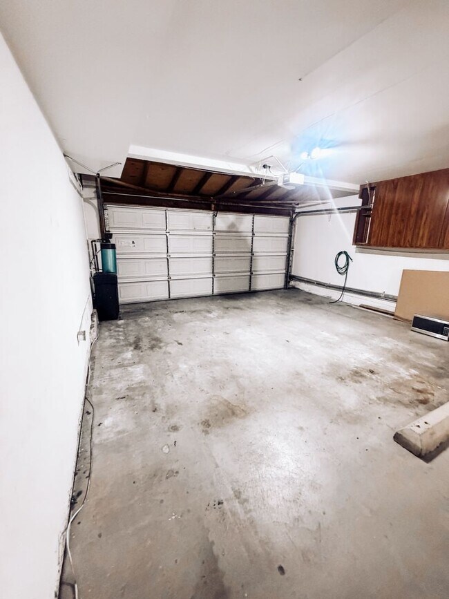 Building Photo - Large Townhome with 2 car garage