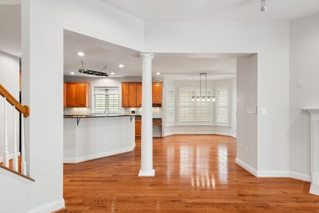 Building Photo - Stunning 4 level detached home close to the Mosaic District in Fairfax!