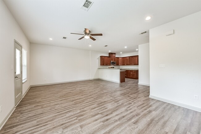 Building Photo - 914 Shady Ln