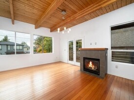 Building Photo - 38 NE Going St