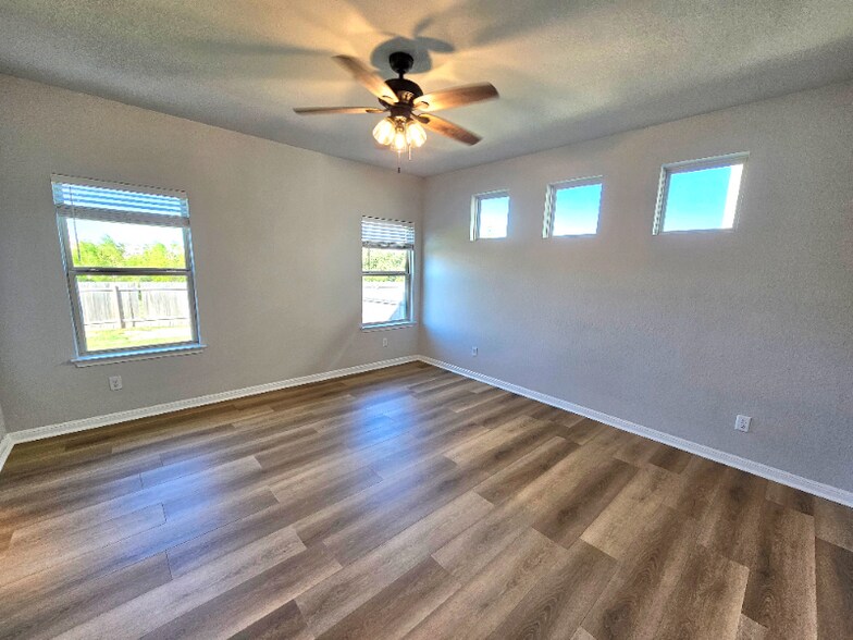 Building Photo - 215 Kellys Heroes Way