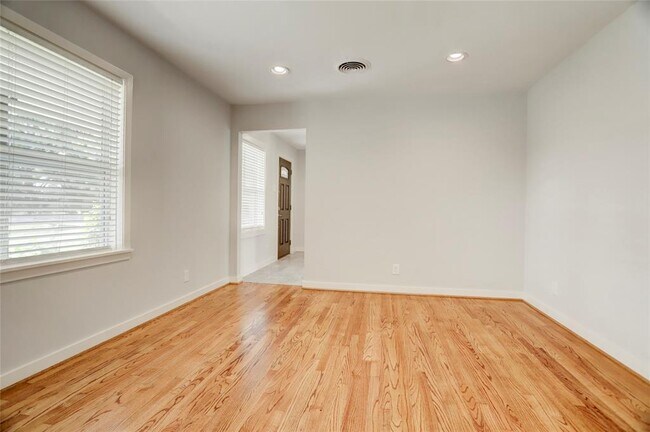 Building Photo - 1643 Crestdale Dr