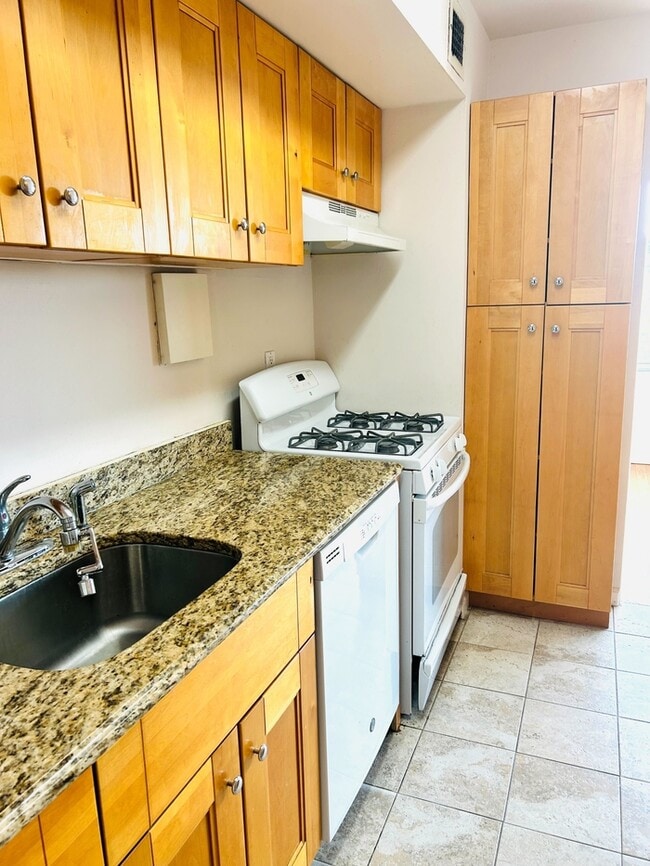 Building Photo - 1210 N Taft St